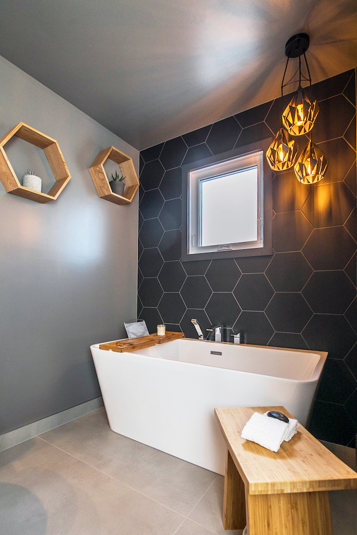 Baignoire à forme originale, déco bois étagères hexagones avec plantes vertes, salle de bain bois, idée carrelage salle de bain blanche moderne 