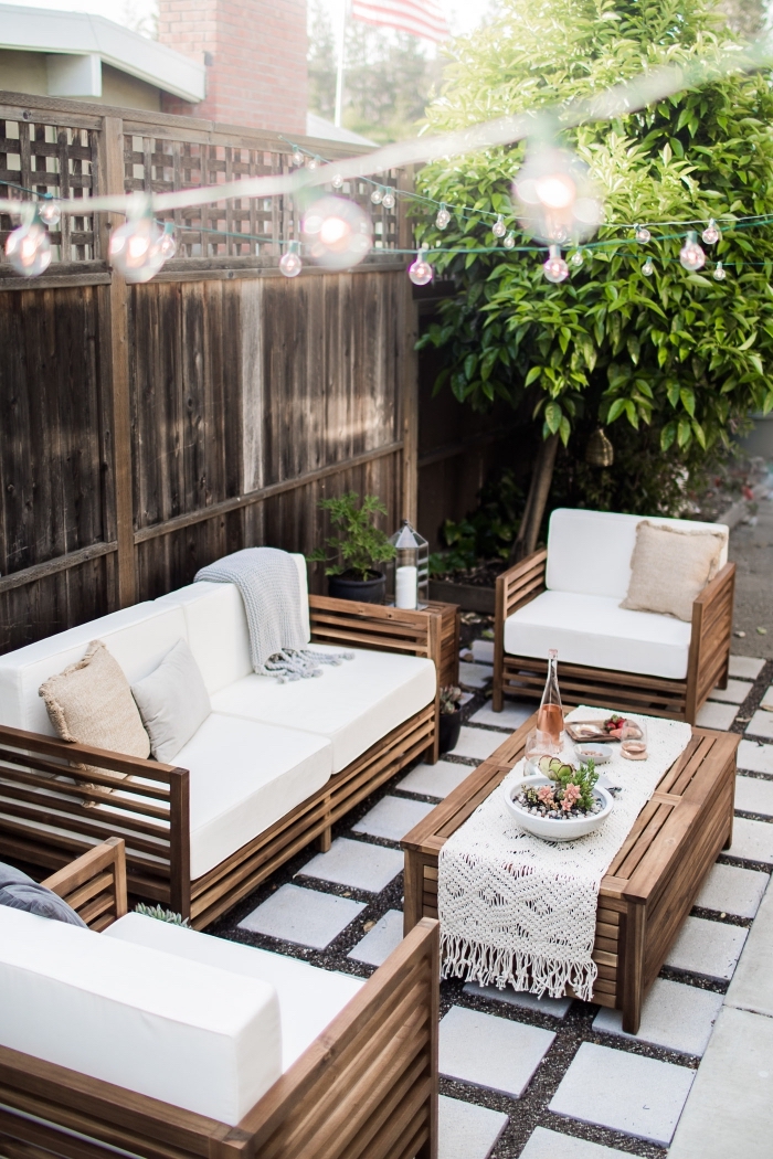 salon de jardin en bois foncé décoré de coussins couleurs neutres, aménagement jardin extérieur avec meuble bois
