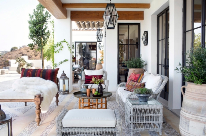 ambiance cozy avec objets de style ethniques, comment décorer une terrasse avec meubles tressés et objets zen