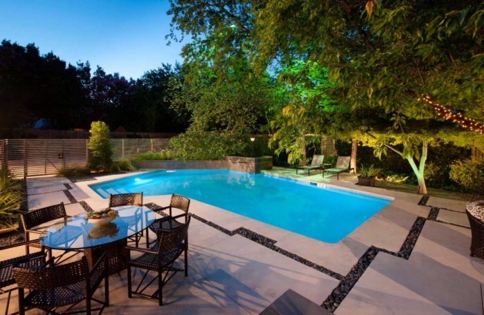 quel type de piscine pour le jardin, exemple décoration extérieur maison avec coin reps et piscine, éclairage extérieur