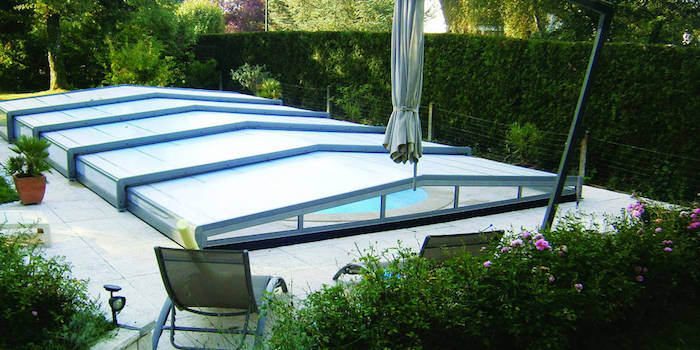 exemple d abri de piscine plat pour protéger sa piscine sans pouroir baigner à toiture rabattue