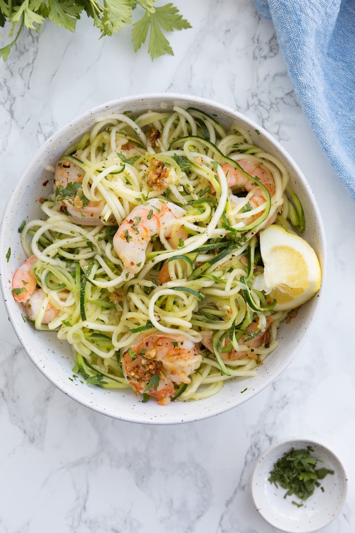 recette pour maigrir, des pâtes sans gluten, spaghetti aux courgettes avec des crevettes, idée menu avec fruits de mer