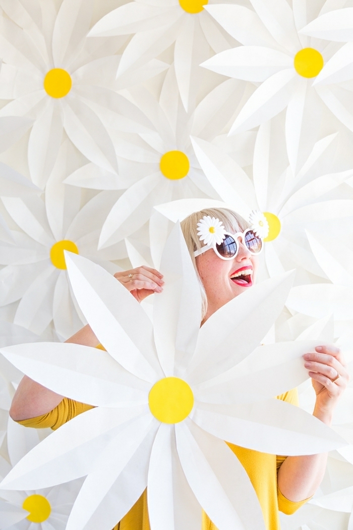 paquerettes blanches, idée déco mur fleurs blanches, créer un décor mural en papier