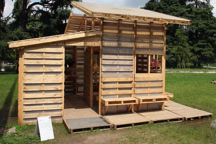 DIY cabane de jardin enfant pas cher, idée bricolage avec palette bois, modèle maison bois à faire soi-même