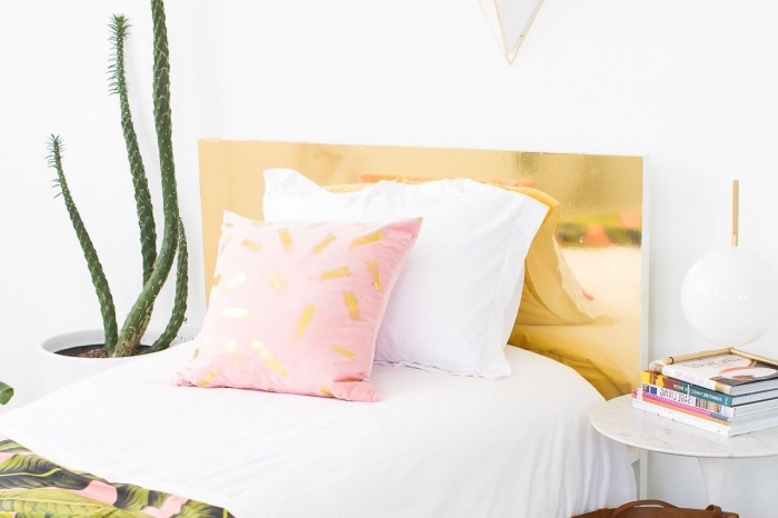 design intérieur dans une chambre à coucher fille, idée pour faire une tete de lit effet glamour avec peinture or