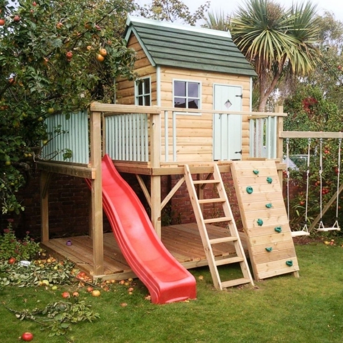 construire une cabane sur pilotis avec toboggan et échelle, modèle de cabane bois à faire soi-même pour le jardin