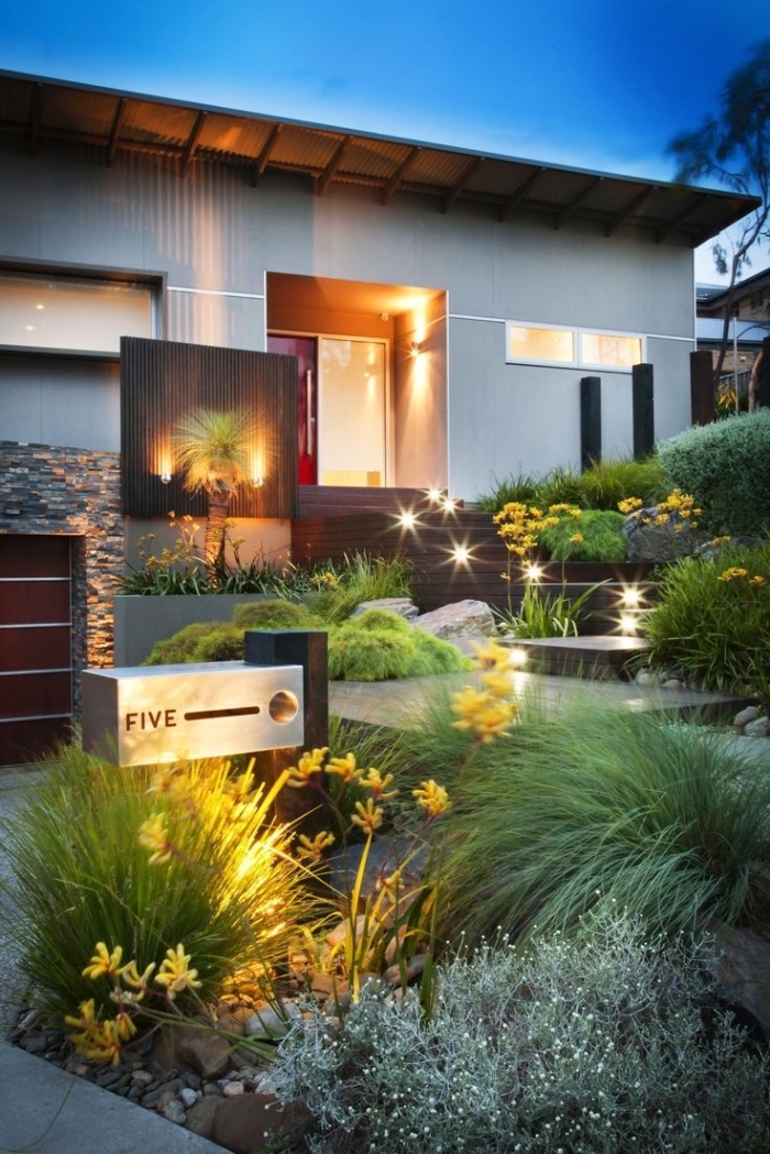 exemple de décoration jardin extérieur avec floraisons et fleurs, choix éclairage escalier extérieur, modèle entrée extérieur moderne