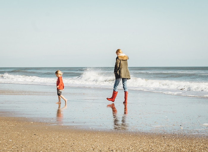 Mère et enfant au bord de la mer, promenade à la plage, cadeau fete des meres, image bonne fete maman, photo à envoyer à sa mère