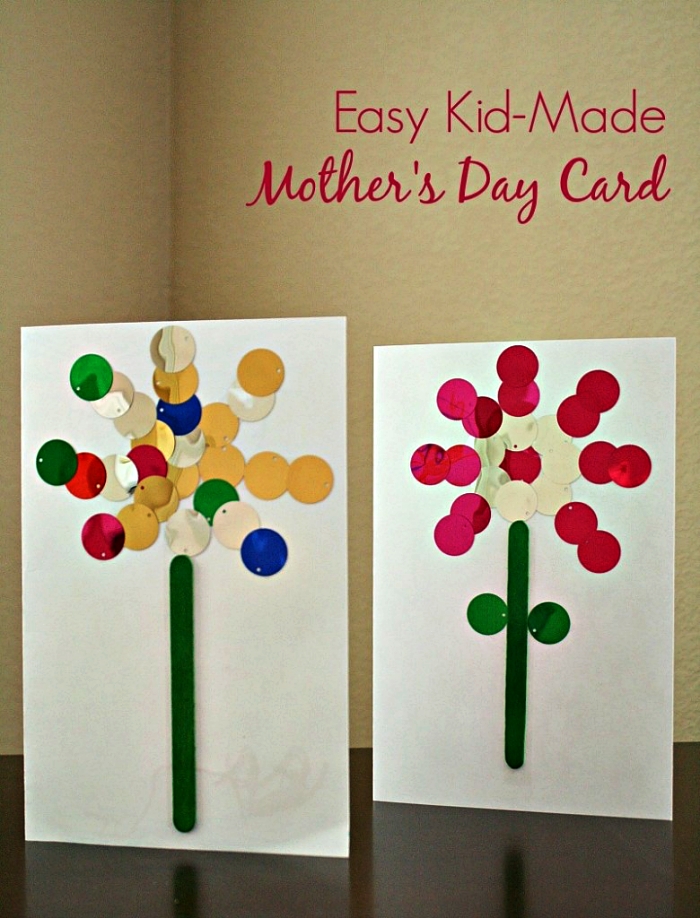 une carte de voeux simple et facile à réaliser avec motif fleur en bâtonnet de glace peint vert et en confettis métallisés, idée pour une activité fête des mères à faire en maternelle