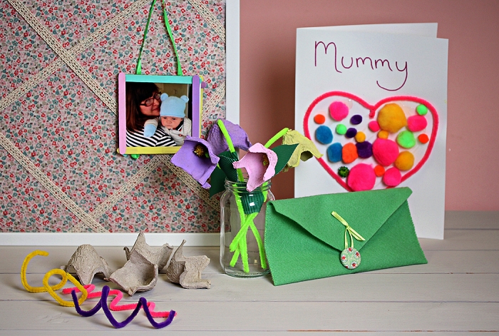 activité manuelle facile 3-5 ans à l'occasion de la fête des mères, une carte 3d personnalisée avec coeur en cure-pipe et pompons à offrir pour la fête des mères