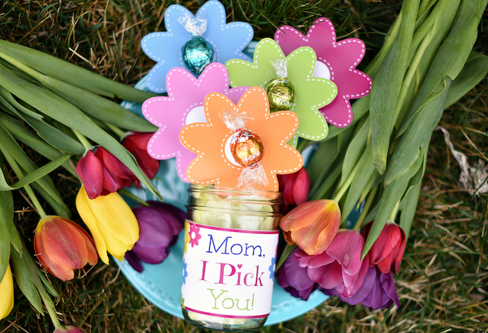 Faire un cadeau pour sa mère bouquet de bonbons, carte fête des mères, texte pour la fete des mere, chouette idée photo à envoyer, bonbon lindor 