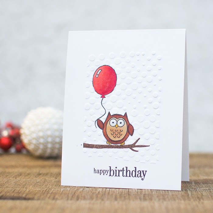 jolie carte d'anniversaire à motifs hibou perché sur une branche et ballon rouge, carte de voeux personnalisée à l'aide des tampons transparents 