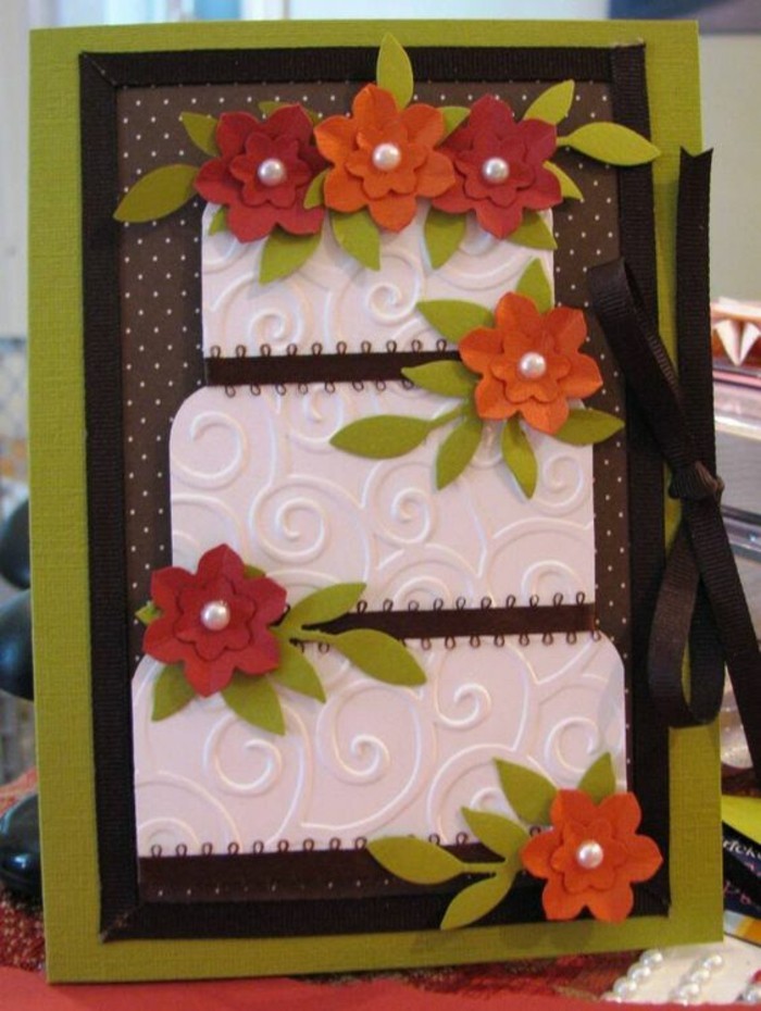 papeterie scrapbooking personnalisée, carte anniversaire originale en vert et marron motif gâteau d'anniversaire décorée de petits embellissements scrapbooking