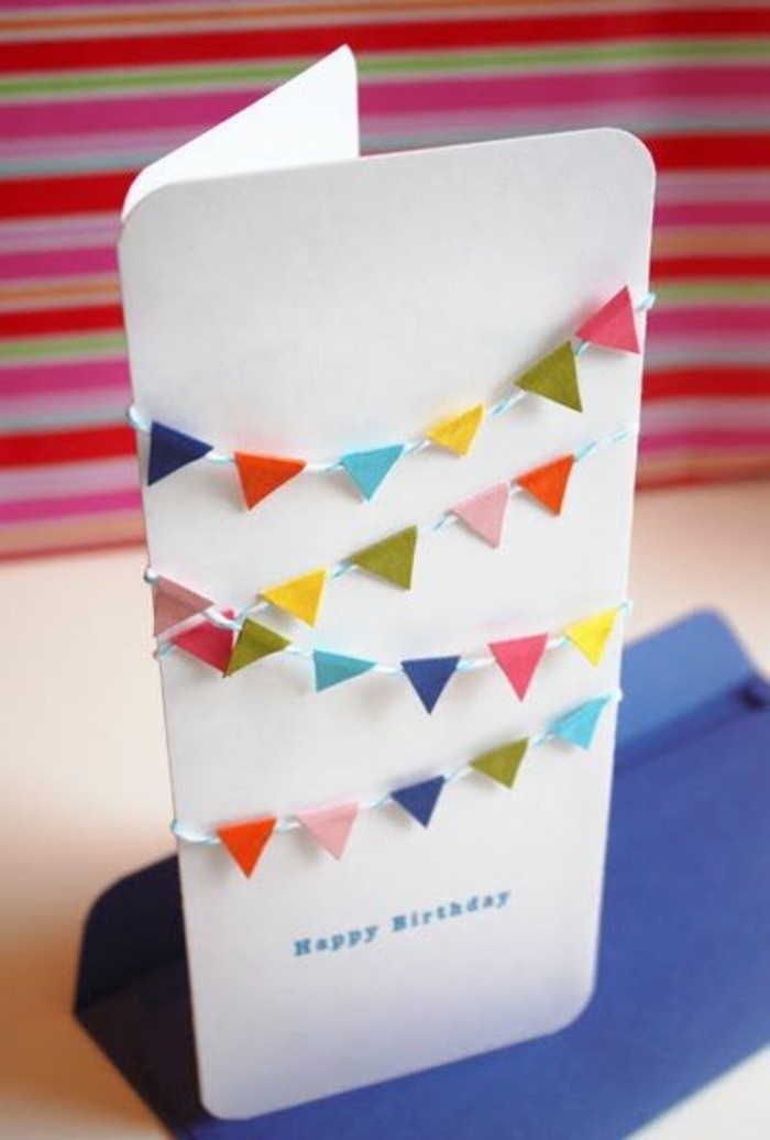 petite guirlande à fanions pour décorer une carte d'anniversaire enfant, carte de voeux personnalisée décorée de fanions