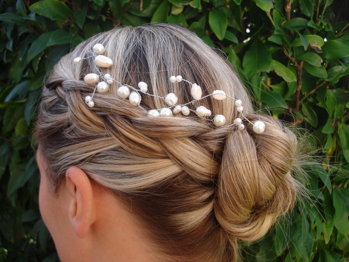 chignon tressé sur le côté accessoirisé avec un bijou de cheveux avec perles, coiffure mariage boheme chic avec chignon tressé