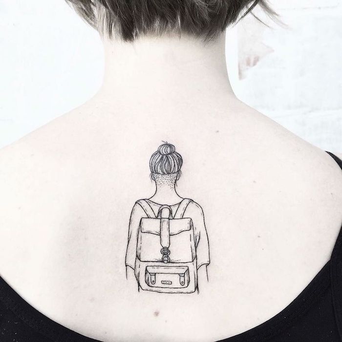 Dessin fille avec sac à dos voyage, tatouage clavicule, tatouage dessin, design moderne et beau de tatouage