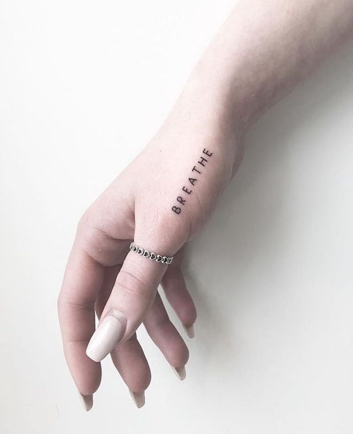 Respire motif tatouage phrase, original tatouage dessin, quel est le tatoo pour moi, miniature tatouage sur la main femme, vernis à ongle beige