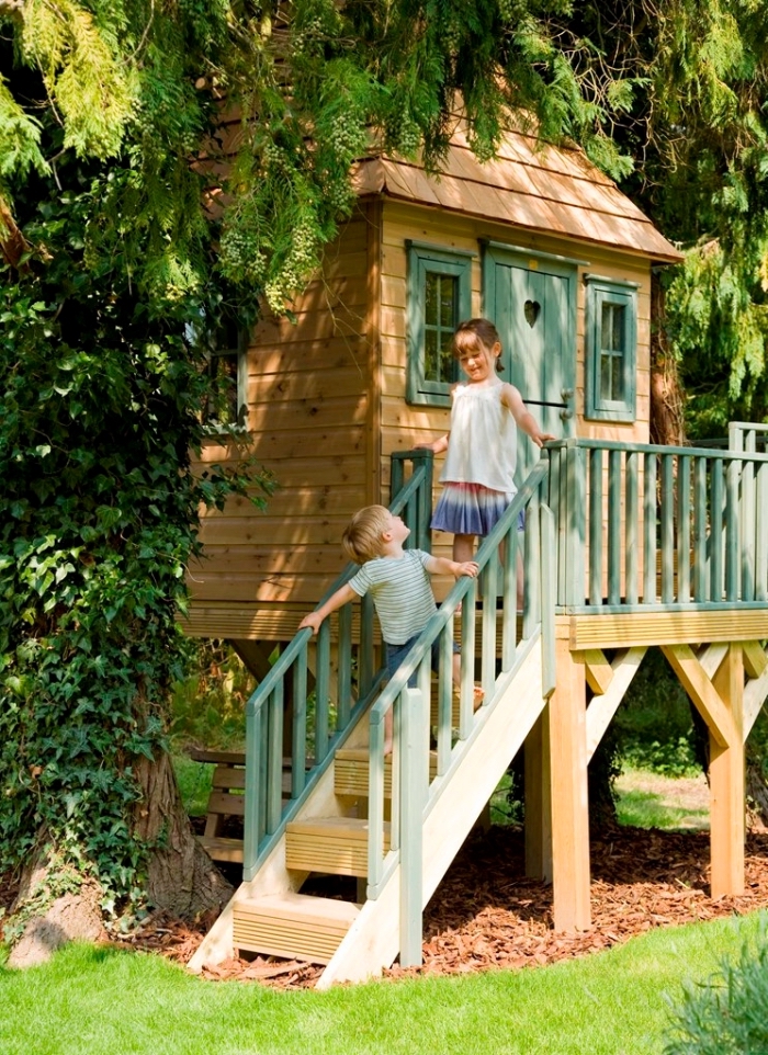 modèle de petite maison en bois avec escalier vert pastel et petite fenêtre, exemple de construction en palette ou bois