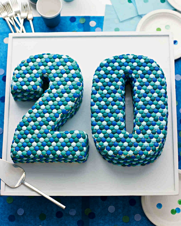 idée de gateau anniversaire facile au décor de smarties en nuances de bleu, idée de gâteau d'anniversaire 20 ans