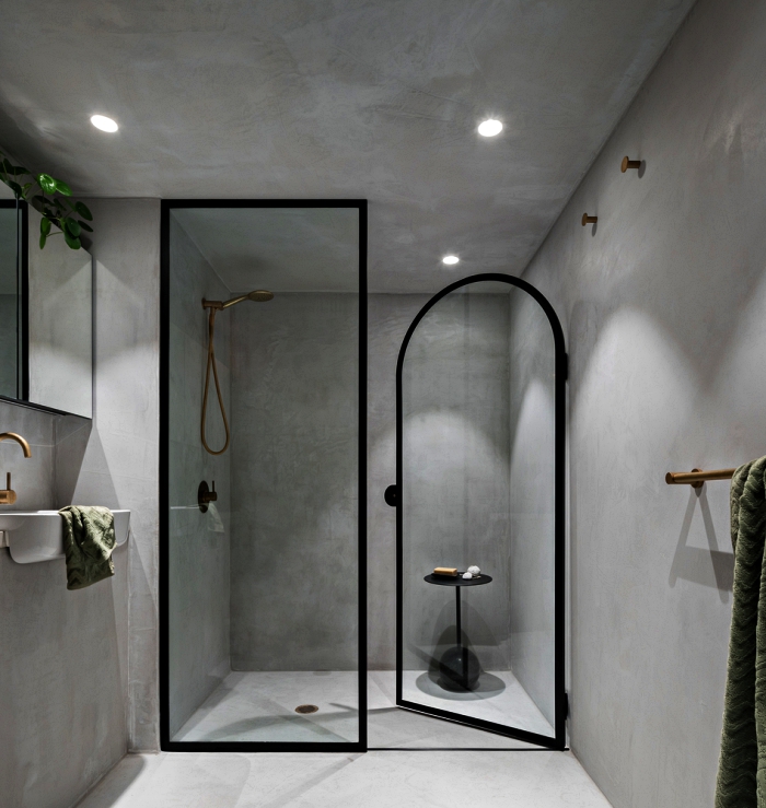 salle de bain tendance en béton ciré avec douche italienne qui se fond dans le décor, espace douche avec verrière