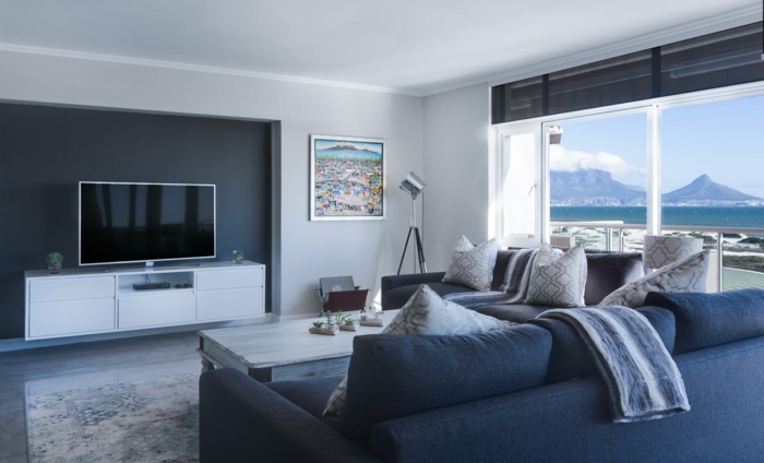 Salon moderne avec deux canapés et belle vue de l'océan, cool idée comment aménager son salon