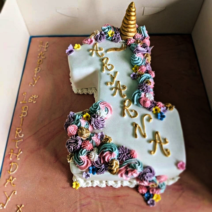 gateau anniversaire 1 an sur le thème licorne au glaçage de pâte à sucre et au joli décor de glaçage coloré