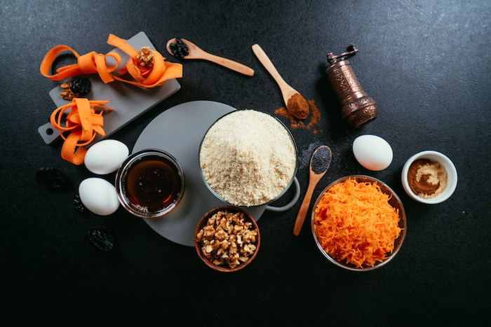 ingredients necessaires pour faire un dessert sans gluten, cake à la carotte avec farine d amandes et farine de quinoa, noiax et carottes