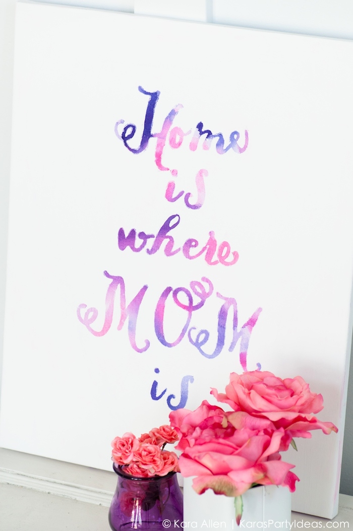 decoration murale citation en couleurs douces, inscription sur feuille de papier en lilas et rose