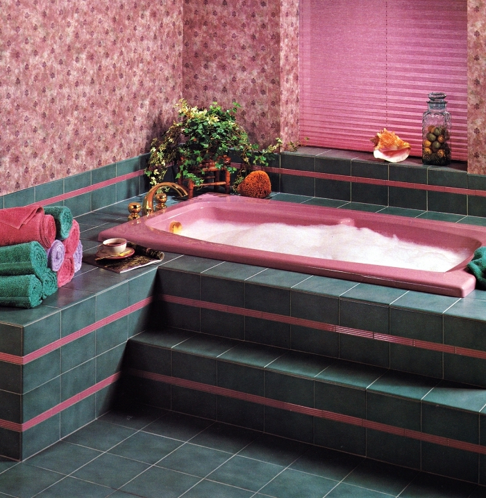 salle de bain pinterest en rose et vert avec baignoire encastrée surélevée, salle de bains au design féminin