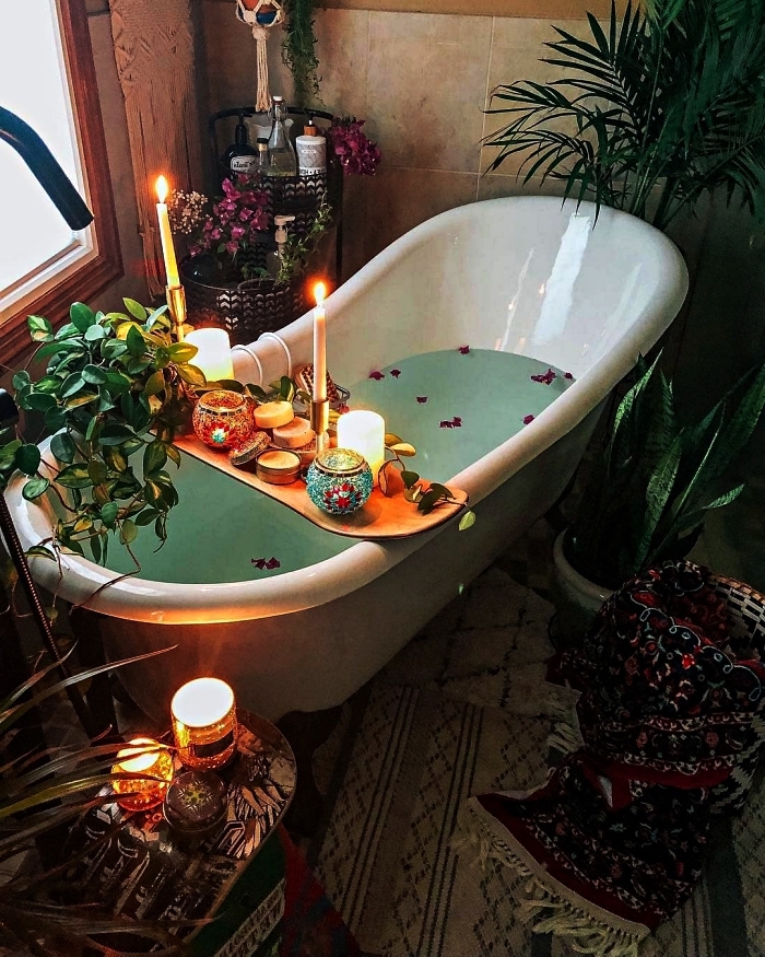coin d'une sale de bains pinterest avec baignoire entourée d'une végétation luxuriante et d'un décor lumineux de bougies