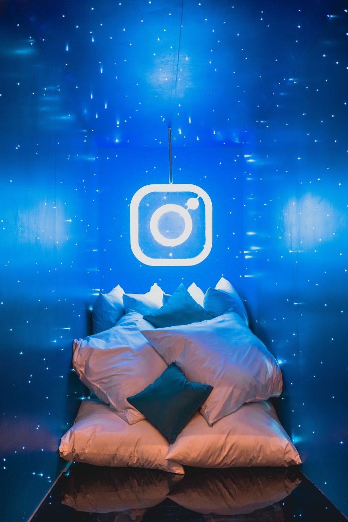 idée fond d écran cool, exemple de photo à design logo instagram dans une petite chambre étroite aux murs bleus