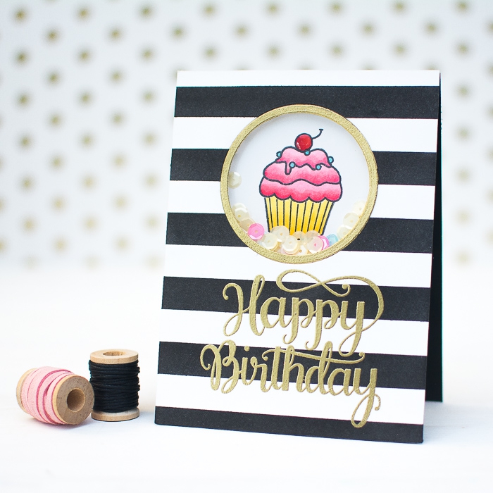 carte d'anniversaire fille en noir et blanc avec fenêtre rond remplie de sequins et dessin cupcake, shaker card avec lettrage manuscrit doré