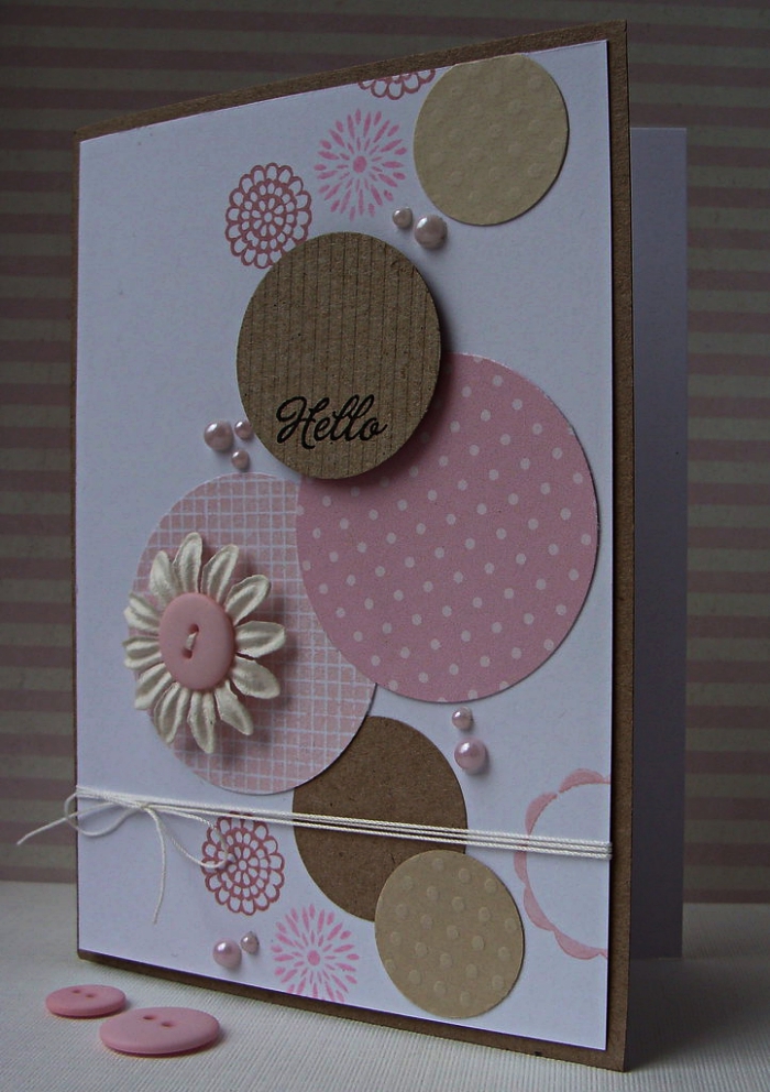 jolie carte bonne fête d'anniversaire en papier blanc décorée de cercles en papier kraft ou en papier imprimé rose, avec petits embellissements 