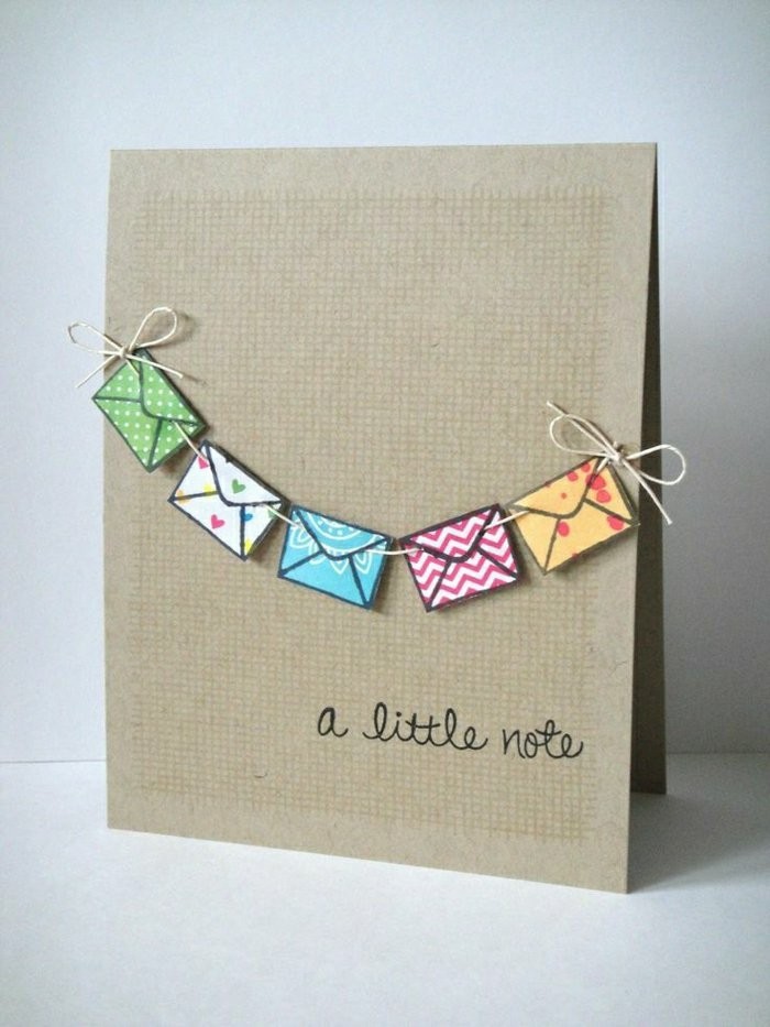 jolie carte d'anniversaire en papier kraft décorée d'une petite guirlande à mini enveloppes multicolores