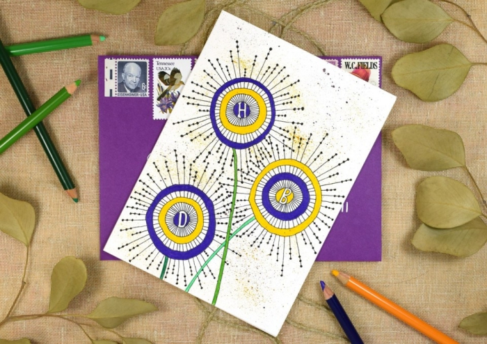 jolie carte anniversaire femme à motifs floraux graphiques dessinés au feutre noir et coloriées avec des crayons