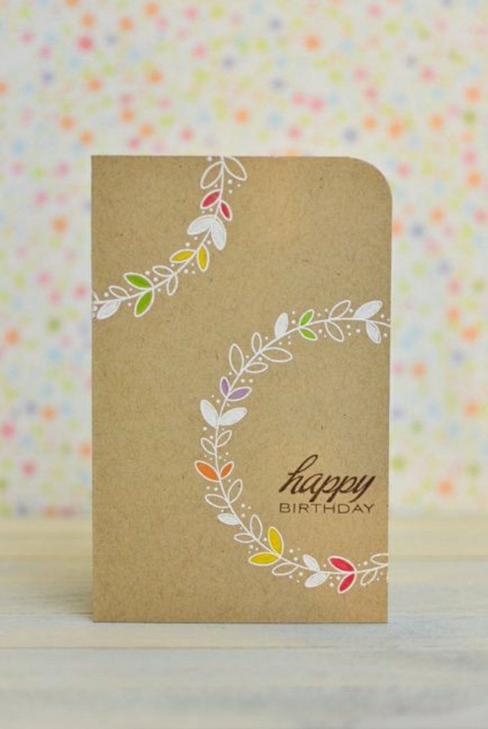 idée pour fabriquer une carte d'anniversaire en papier kraft, carte de vœux personnalisée à motif couronne de fleurs réalisée au feutre blanc