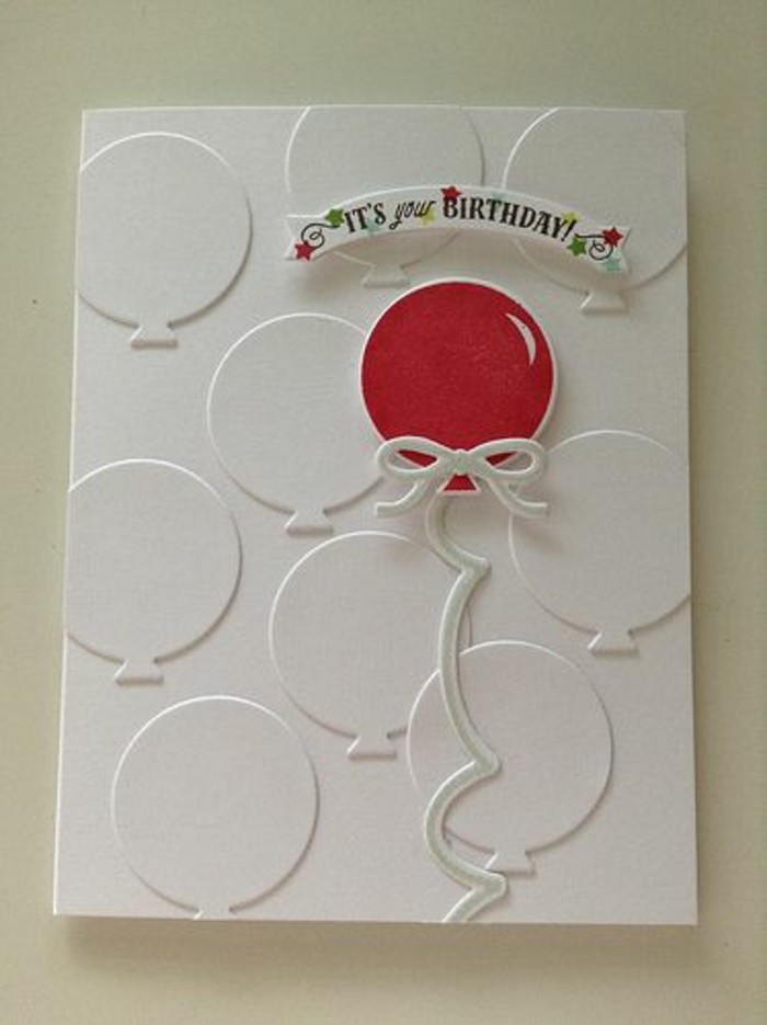 jolie carte fête d'anniversaire en papier embossé à motifs ballons décorée d'une banderole scrapbooking joyeux anniversaire