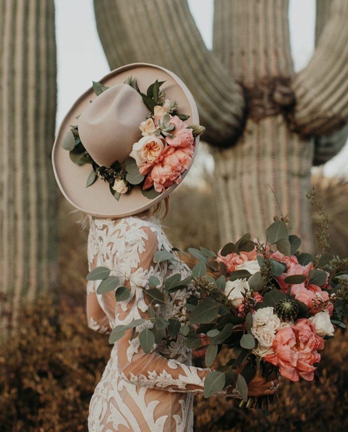 tenue mariée champêtre, robe de mariée dentelle illusion, chapeau ceremonie, couronne de roses autour du chapeau