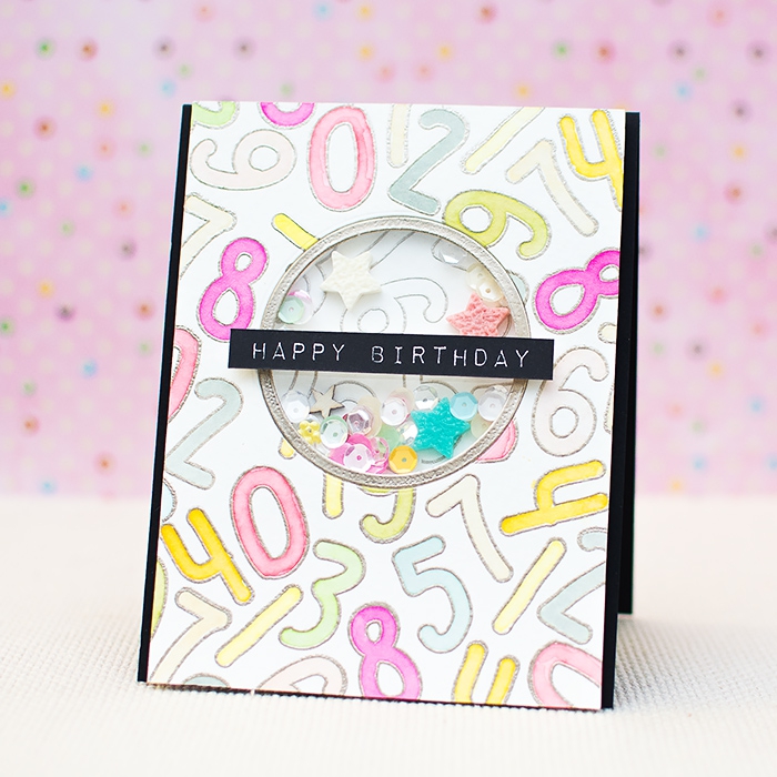 carte d'anniversaire fille avec fenêtre décorée de petits sequins à secouer et des dessins de chiffres en tons pastel, modèle de carte à secouer à offrir pour un anniversaire