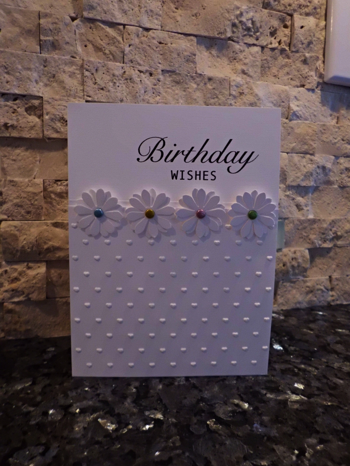 jolie carte fête d'anniversaire femme en papier blanc embossé décorée de petites fleurs marguerites en relief 