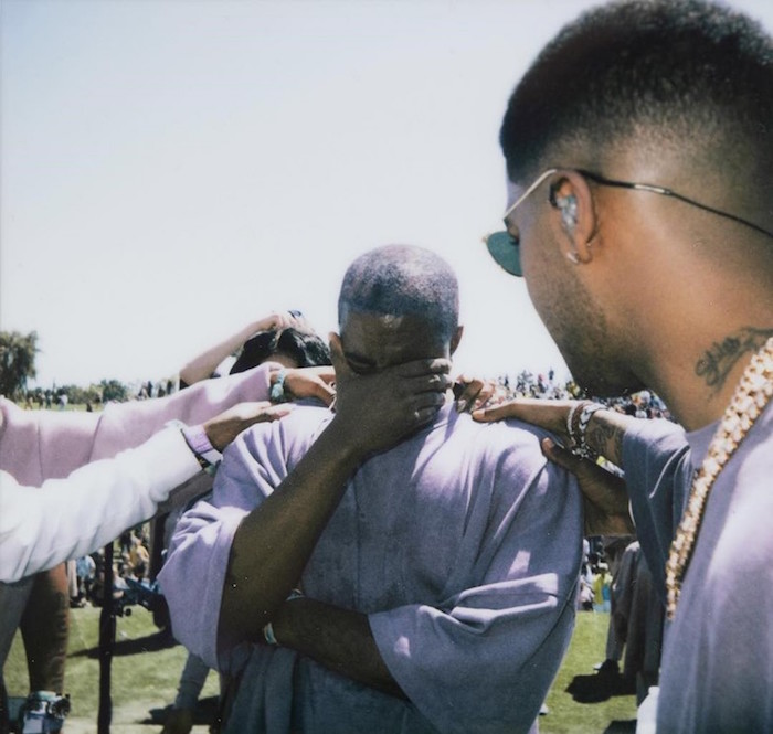 Kanye West a mis en vente du merchandising d'inspiration religieuse lors de son live à Coachella