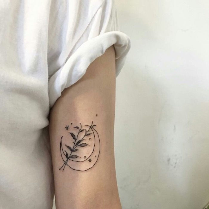 Lune et fleurs tatouage dessin sur la main, tatouage graphique noir inc sur la peau, marque identique magnifique, main t shirt blanche