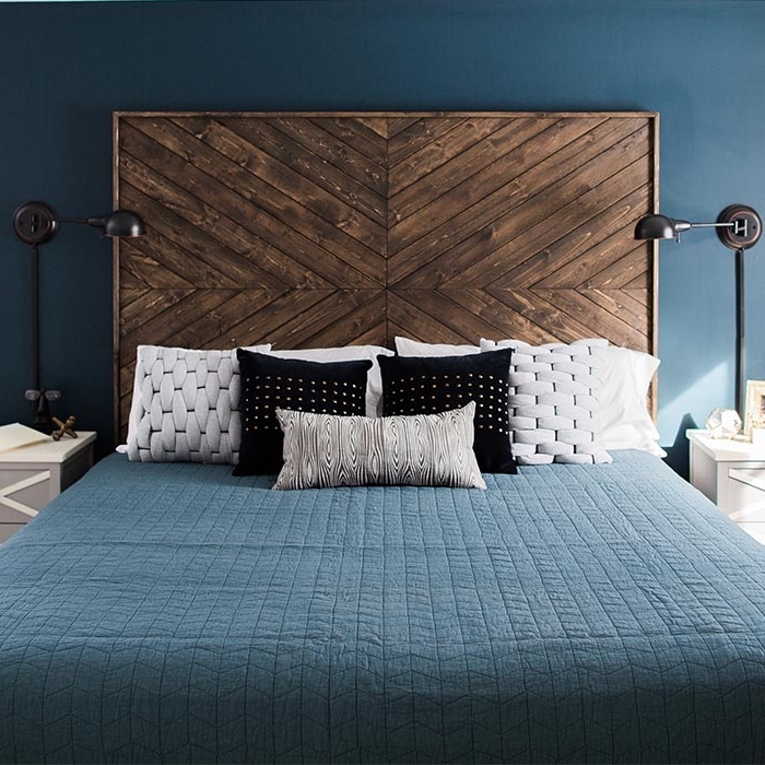 modèle de tête lit en bois brut fait main, quelle peinture pour une chambre moderne, déco chambre aux murs bleu foncé