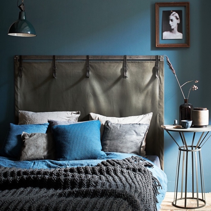 quelle peinture pour une chambre moderne, idée pour fabriquer une tete de lit en tissu, déco chambre gris et bleu