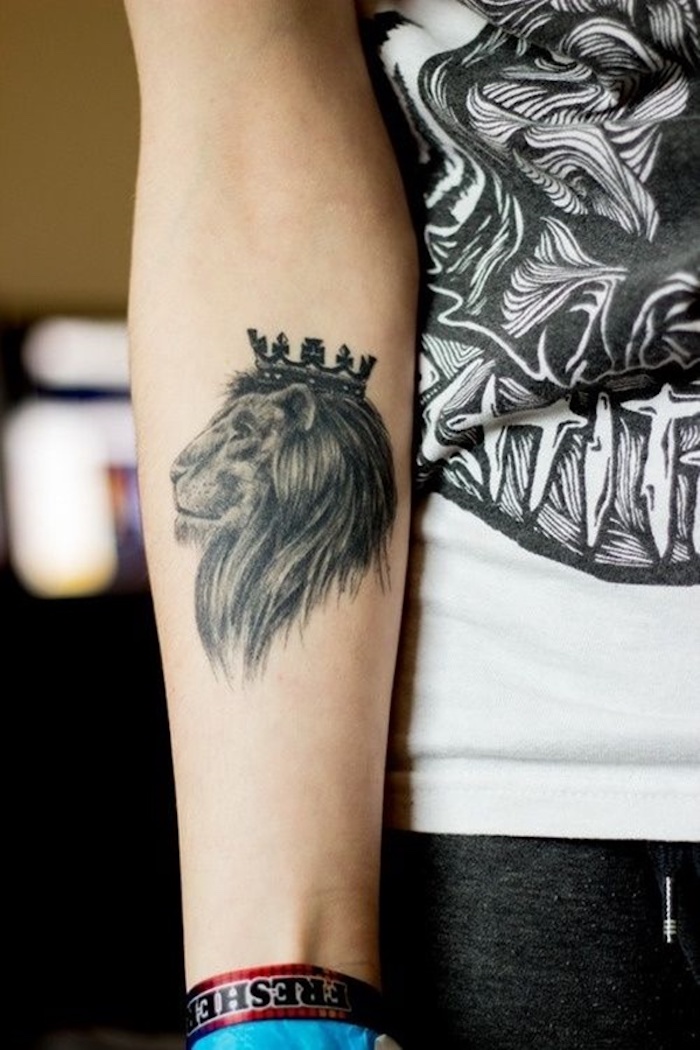 Lion sur l'avant bras graphique roi de la jungle tatouage swag, tatouage avant bras, dessin sur la peau