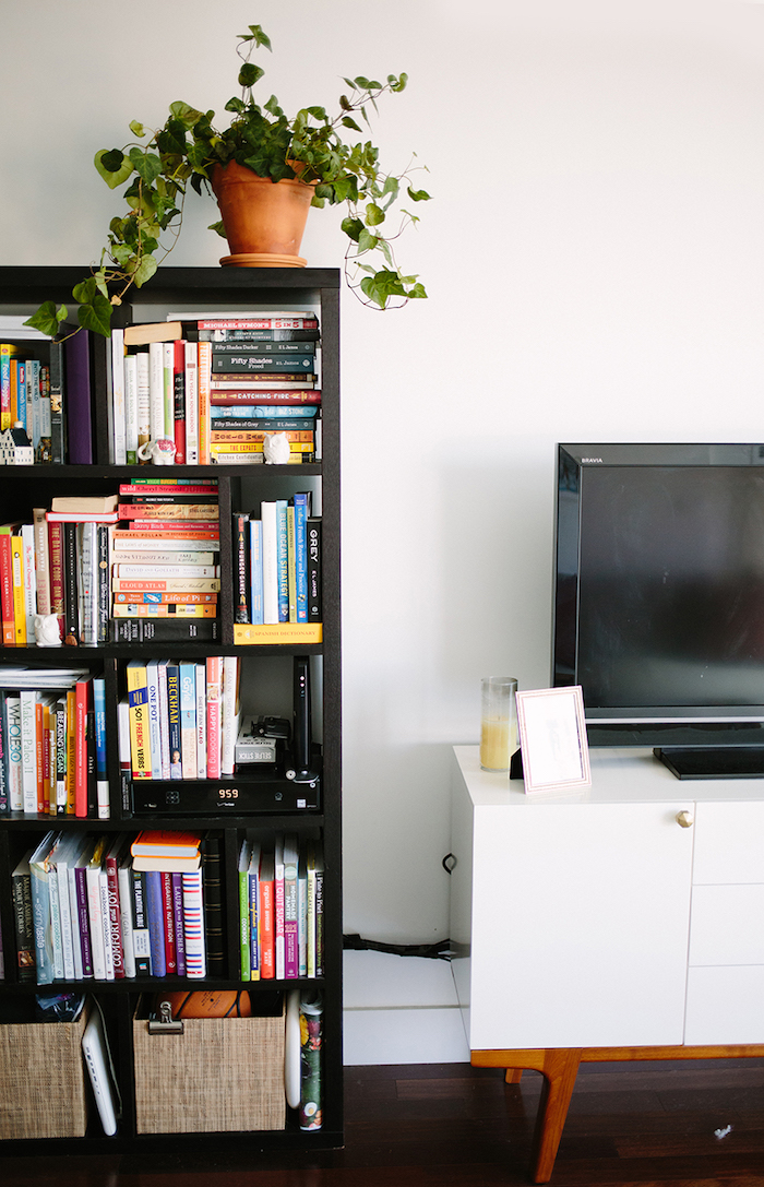 Livres etagere rangement, ranger sa chambre, décoration simple, meuble tv blanc style vintage, plante verte decorative
