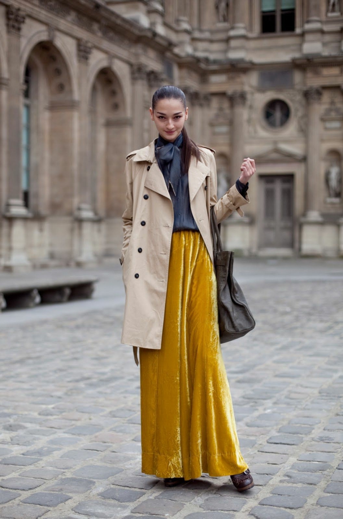 longue-jupe-en-daim-jaune-trench-coat-beige-chemise-élégante-grand-sac-en-cuir jupe en daim longue couleur tendance 2019, trench coat beige, chemise originale et gros sac à main