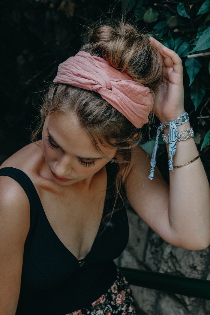 chignon bun haut et flou accessoirisé avec un headband rose, chignon boheme facile et rapide, coiffure tendance pour l'été