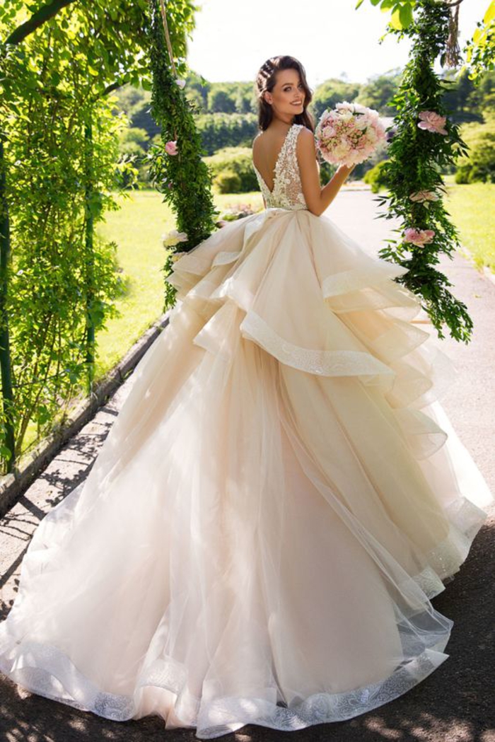 Bouquet de mariée ronde pivoines et roses, robe de mariée pour petite, robe de mariee princesse avec traine et voile