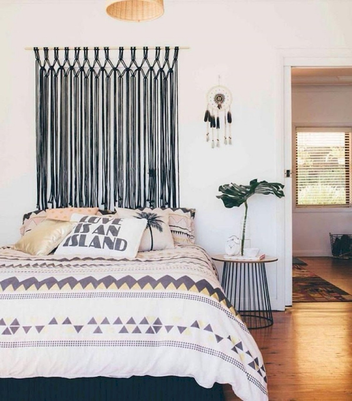 exemple de tete de lit bois flotté avec noeuds macramé, décoration de style bohème chic dans une chambre blanche